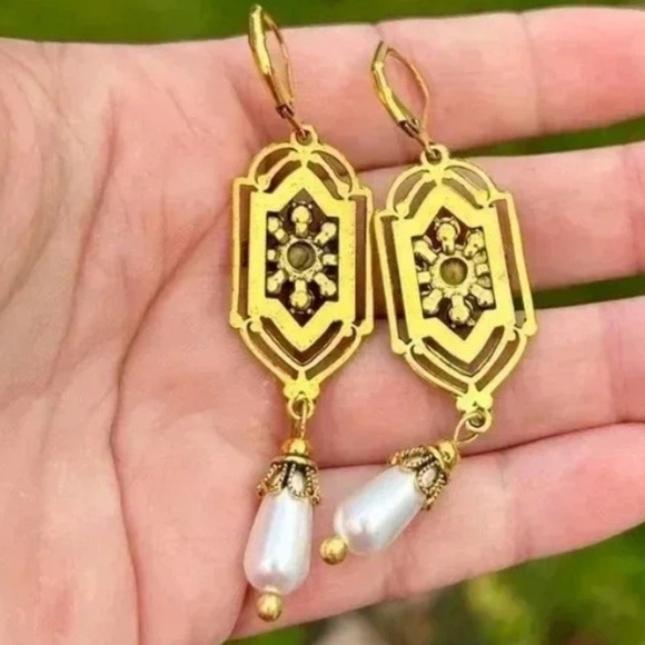 *Host Pick* Elegant Gold and Pearl Drop Edwardian Style Earrings - Picture 2 of 2